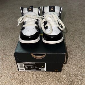 Jordan 1 MID SE Black and White